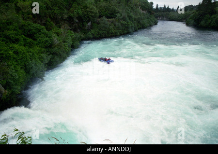 Jet Boat su Cascate Huka, Taupo, Isola del nord, Nuova Zelanda Foto Stock