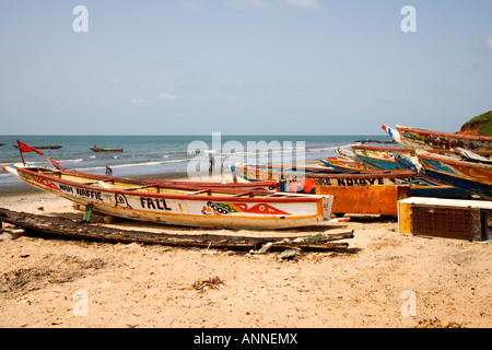 Gambiani colorate barche di pescatori sulla spiaggia a Bakau in Gambia, Africa occidentale Foto Stock