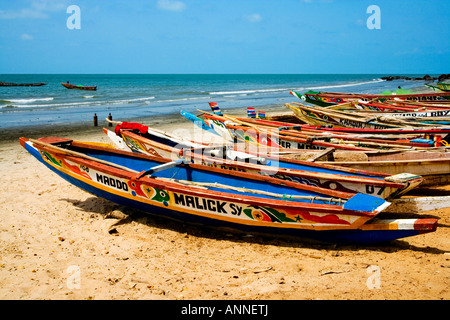 Gambiani colorate barche di pescatori sulla spiaggia a Bakau in Gambia, Africa occidentale Foto Stock