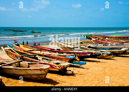 Gambiani colorate barche di pescatori sulla spiaggia a Bakau in Gambia, Africa occidentale Foto Stock