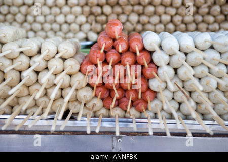 Stallo di alimentare il mercato del fine settimana di Chatuchak Bangkok in Thailandia Foto Stock