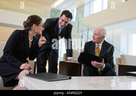 Vista di imprenditori di discutere in un ufficio. Foto Stock