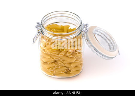La pasta in un vetro aperto il vaso di storage Foto Stock