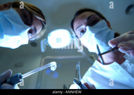 Dentista a lavoro, visto dal paziente. dal punto di vista Foto Stock