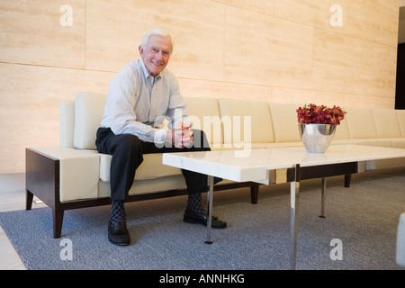 Ritratto di un imprenditore sorridente in un ufficio. Foto Stock