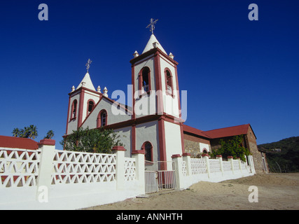 Una piccola chiesa cattolica nel deserto lungo la riva del mare di Cortez Golfo di California, vicino alla città di La Paz, Messico. Foto Stock