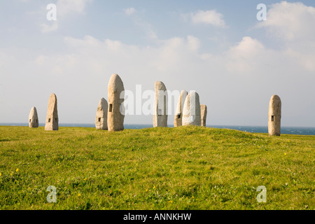 Una famiglia di pietre in piedi in un parco di sculture (Parqe Celta) a La Coruña in Galizia, Spagna creato dallo scultore Manolo Paz. Foto Stock