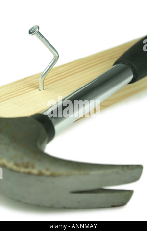 Piegate chiodo piantato nel listello di legno Foto Stock