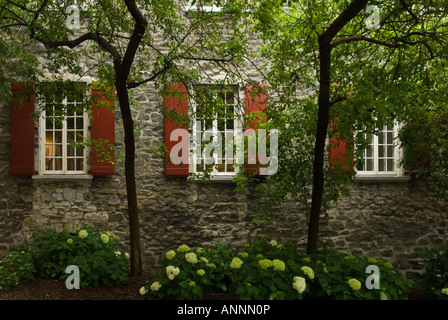 Finestre con persiane nel Quartier Petit-Champlain area di Quebec City, nella provincia del Québec in Canada. Foto Stock
