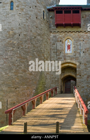 Primo piano verticale dell'entrata del ponte levatoio al 'fiaba' gotico Castell Coch [Castello Rosso] a Cardiff, Galles, in una luminosa giornata di sole. Foto Stock