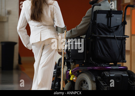 Vista posteriore di un uomo disabile e la donna. Foto Stock