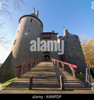 Angolo quadrato della fiaba gallese Castell Coch [Castello Rosso] arroccato su una collina alla periferia di Cardiff, Galles, in un luminoso giorno di suny. Foto Stock