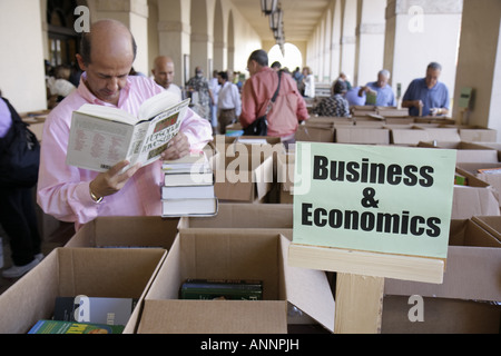 Miami Florida,Miami Dade Public Library Book sale,usato,shopping shopper shopping shop negozi mercati di mercato di acquisto vendere,negozio di vendita sto Foto Stock