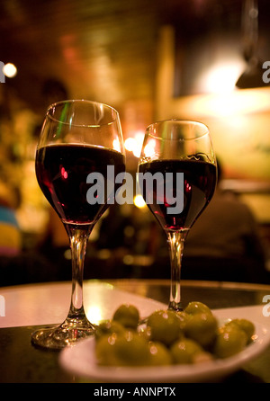 Il vino rosso e le olive in un tipico bodega, Galizia, Spagna. Foto Stock