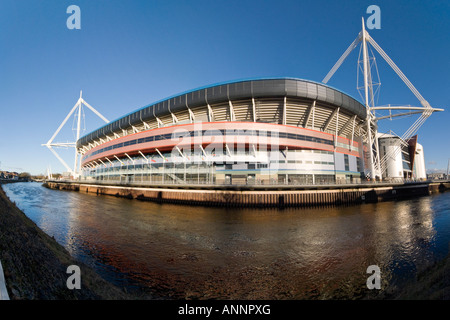 Orizzontale vista panoramica del Millennium Stadium (Stadiwm y Mileniwm) o il recentemente nominato Principato Stadium (Stadiwm Principato) in Cardiff. Foto Stock