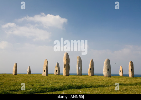 Una famiglia di pietre in piedi in un parco di sculture (Parqe Celta) a La Coruña in Galizia, Spagna creato dallo scultore Manolo Paz. Foto Stock