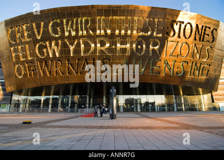 In orizzontale ampia angolazione della iscrizione bilingue sulla parte anteriore del Wales Millennium Centre (Canolfan Mileniwm Cymru) in Sun Foto Stock