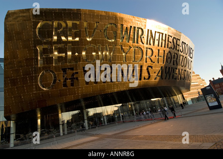 In orizzontale ampia angolazione della iscrizione bilingue sulla parte anteriore del Wales Millennium Centre (Canolfan Mileniwm Cymru) in Sun Foto Stock