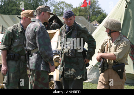 Un gruppo di uomini vestiti in tedesco WW2 uniformi Foto Stock