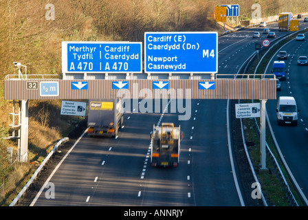 Vista orizzontale di un sacco di traffico accelerando lungo l autostrada M4 verso Cardiff su un luminoso giorno di sole Foto Stock