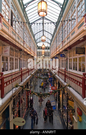 Verticale ampia angolazione del vecchio castello in stile vittoriano arcade nel centro di Cardiff decorate a Natale Foto Stock