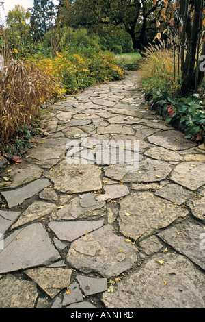 Giardino percorso con lastre di pietra Foto Stock