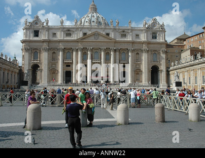 La basilica di San Pietro a Roma visto dalla sua grande piazzale antistante Piazza San Pietro o Piazza San Pietro Foto Stock