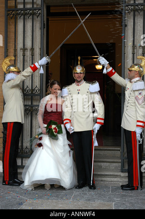 A Roma le spade incrociate e piena di uniformi Abbigliamento contrassegnare il Campidoglio matrimonio di un guardsman presidenziale e la sua sposa Foto Stock