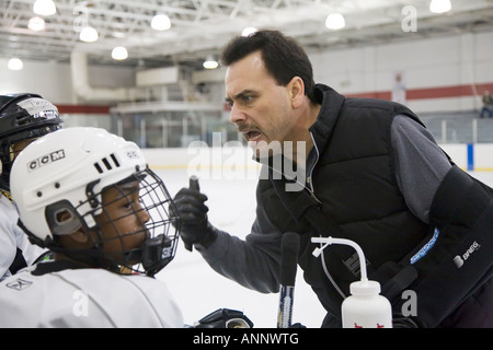 I colloqui di pullman per il lettore sulla gioventù di hockey Foto Stock