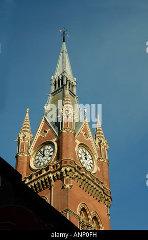 Torre dell orologio alla stazione di St Pancras London Inghilterra England Foto Stock