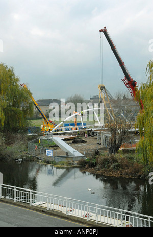 Costruzione della campata centrale per il nuovo ciclo e un ponte pedonale lungo il fiume Cam Cambridge Inghilterra England Foto Stock