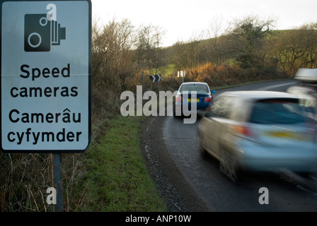 Vista orizzontale della velocizzazione del traffico lungo la strada di un paese da un autovelox in segno di avvertimento Foto Stock