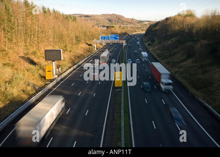 Vista orizzontale di un sacco di traffico accelerando lungo l autostrada M4 verso Cardiff su un luminoso giorno di sole Foto Stock