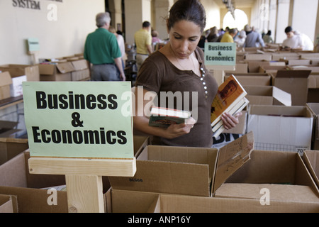 Miami Florida,Miami Dade Public Library Book sale,usato,shopping shopper shopping shop negozi mercati di mercato di acquisto vendere,negozio di vendita sto Foto Stock