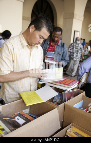 Miami Florida,Miami Dade Public Library Book sale,usato,shopping shopper shopping shop negozi mercati di mercato di acquisto vendere,negozio di vendita sto Foto Stock