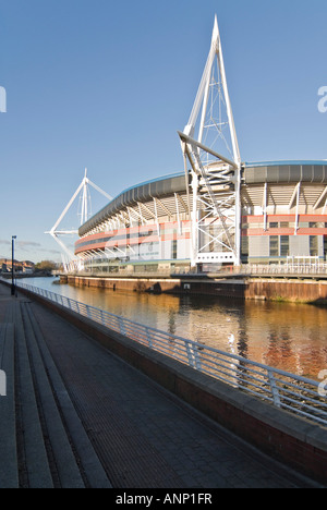 Vista verticale del Millennium Stadium (Stadiwm y Mileniwm) o il recentemente nominato Principato Stadium (Stadiwm Principato) in Cardiff. Foto Stock