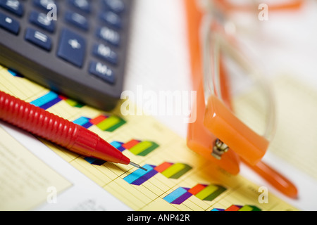 In prossimità di una calcolatrice cifre finanziarie penna e occhiali messa a fuoco selettiva Foto Stock