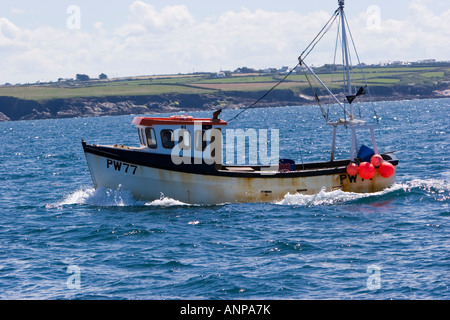 Barche da pesca in mare off Padstow in North Cornwall Foto Stock