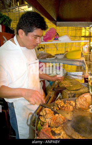 Fornitore di vacca di cottura intestino al mercato di Merced in Città del Messico MESSICO Foto Stock