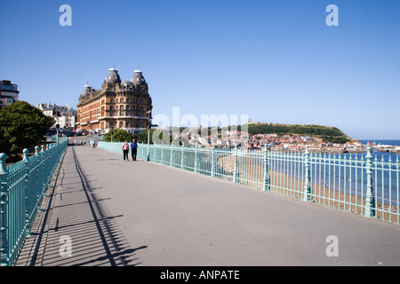 Attraversando Ponte Spa South Bay Scarborough North Yorkshire Inghilterra Foto Stock