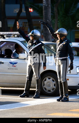 Ufficiali di polizia donne dirigere il traffico in Città del Messico MESSICO Foto Stock