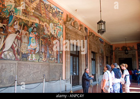 Tour con guida che mostra i turisti murales dipinti da Diego Rivera presso il Palazzo Nazionale a Città del Messico MESSICO Foto Stock