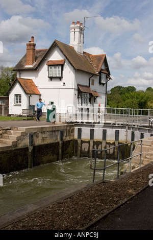 Lock e lock keeper s cottage sul fiume Tamigi attraverso Goring e Streatley Foto Stock