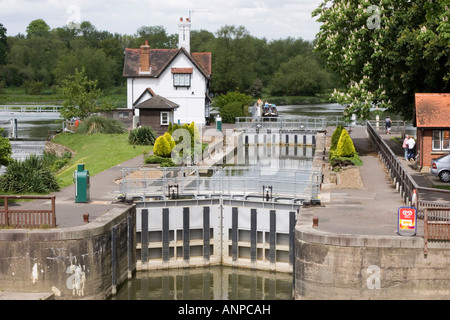 Lock e lock keeper s cottage sul fiume Tamigi attraverso Goring e Streatley Foto Stock