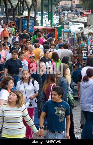 Pedoni nel punto di intersezione tra il Paseo de la Reforma e Eje Central Lazaro Cardenas in Città del Messico MESSICO Foto Stock