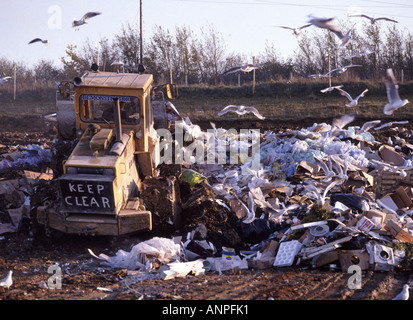 Macchina pesante commovente e rifiuti di livellamento viene utilizzato per riempire la ghiaia ridondante pit lavorazioni Foto Stock