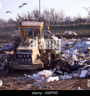 Macchina pesante commovente e rifiuti di livellamento viene utilizzato per riempire la ghiaia ridondante pit lavorazioni Foto Stock