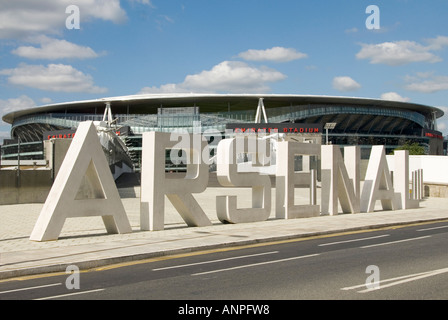 Arsenal FC calcio club sportivo Emirates stadio con lettere di pietra a bordo strada attraverso uno degli approcci a Holloway Islington Londra Inghilterra Regno Unito Foto Stock