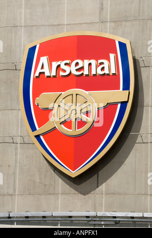 Primo piano della squadra di calcio Arsenal Gunners e dello scudo con logo aziendale sulla parete dello stadio sportivo Emirates Holloway Londra Inghilterra Regno Unito Foto Stock