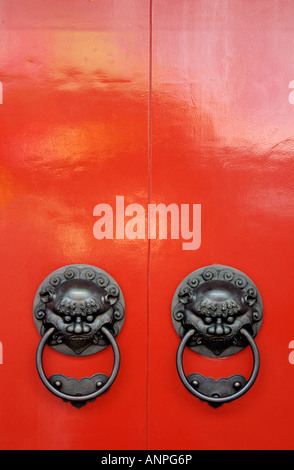 Rosso porta cinese, Lion maniglie delle porte Foto Stock